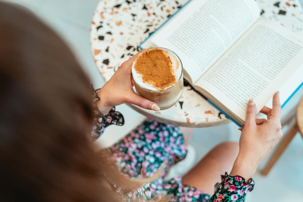 Wie beeinflusst die Kultur die Entwicklung der Frauenmode?